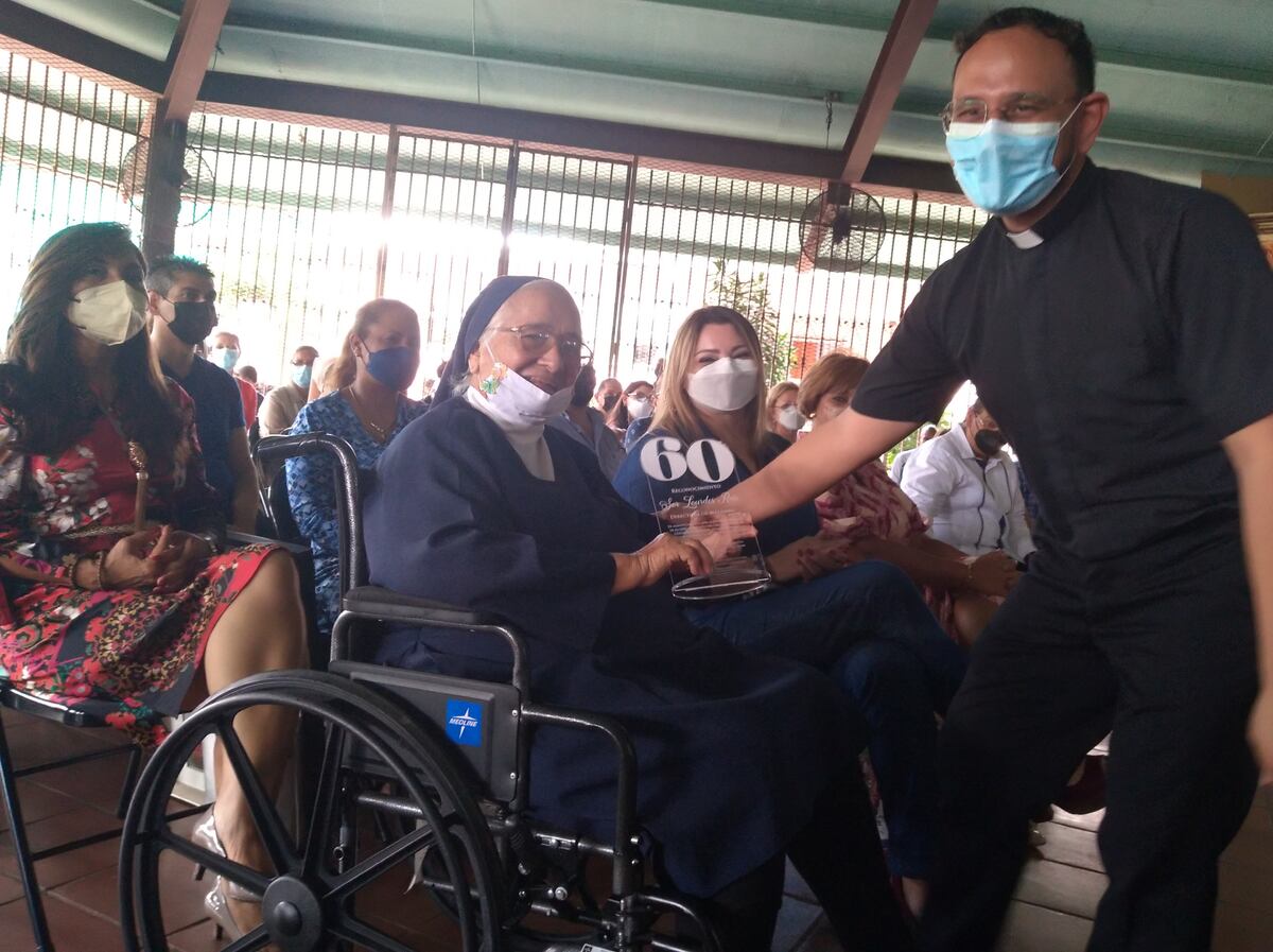 Se inclinan ante Sor Lourdes, la consideran la ‘Madre Teresa de Panamá’. Video