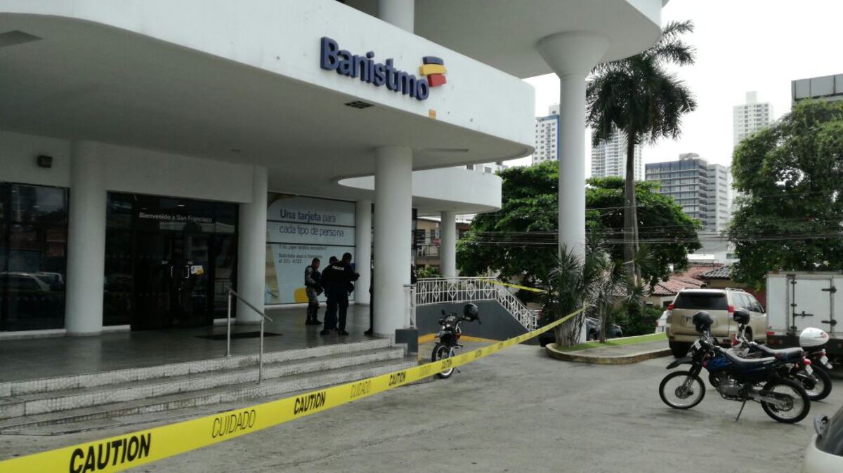 En plena calle 50 ladrones vestidos de policías asaltan a  Banistmo y a cliente