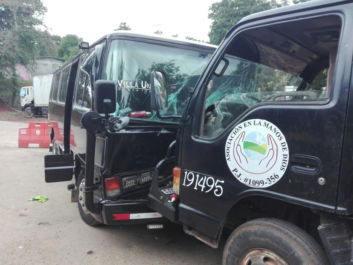 ¡AY, POR DIOS! Un bus y un camión colisionan de frente en La Chorrera