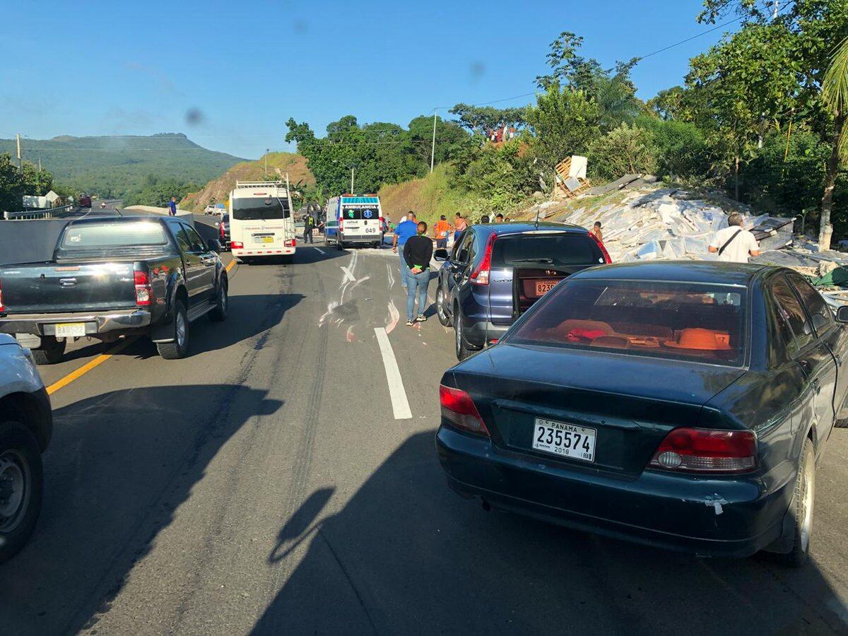 Camión articulado se sale de la carretera y atropella a dos niños y mujer