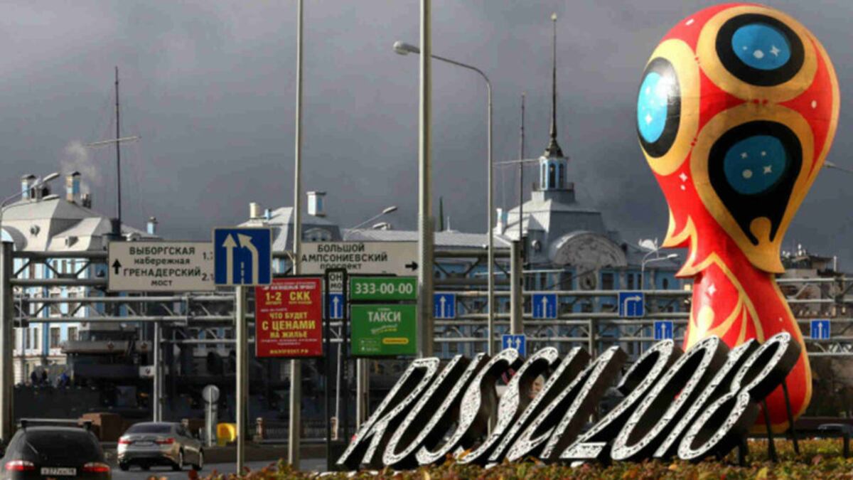 Rusia, tan enorme como enigmática, se abre a la pasión del fútbol