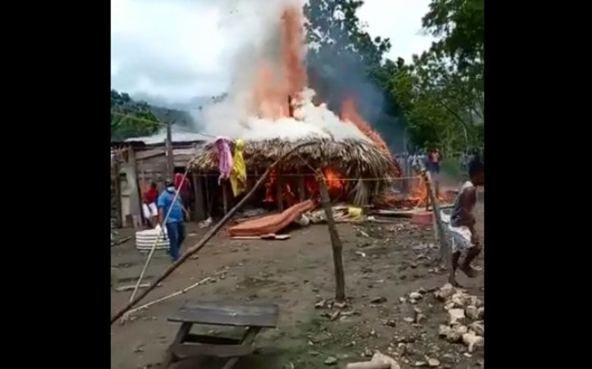 Gunas queman casa como venganza
