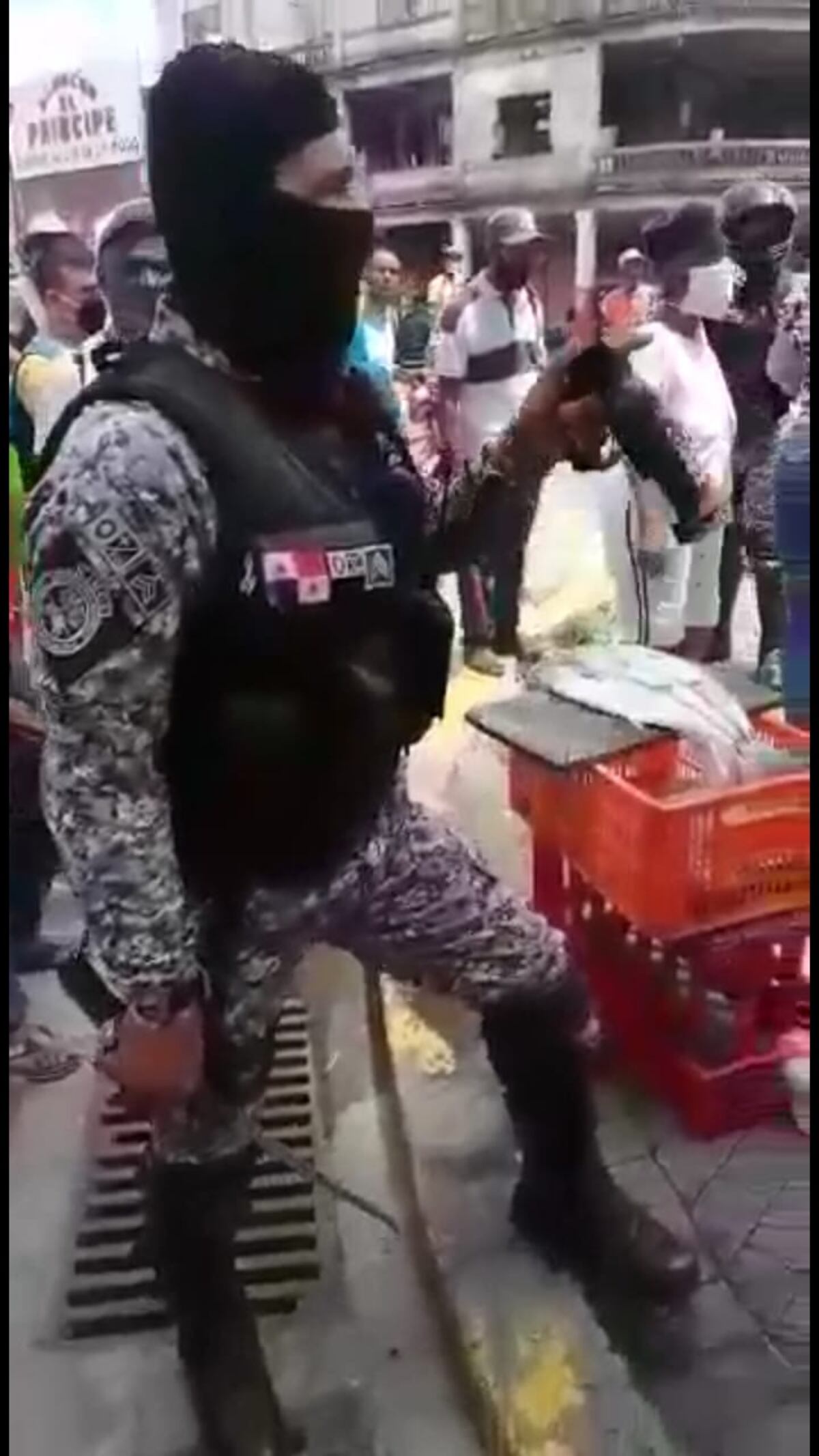 ‘Lince’ que golpeó y destruyó mercancía a pescador no le ha pagado los 200 dólares. Video