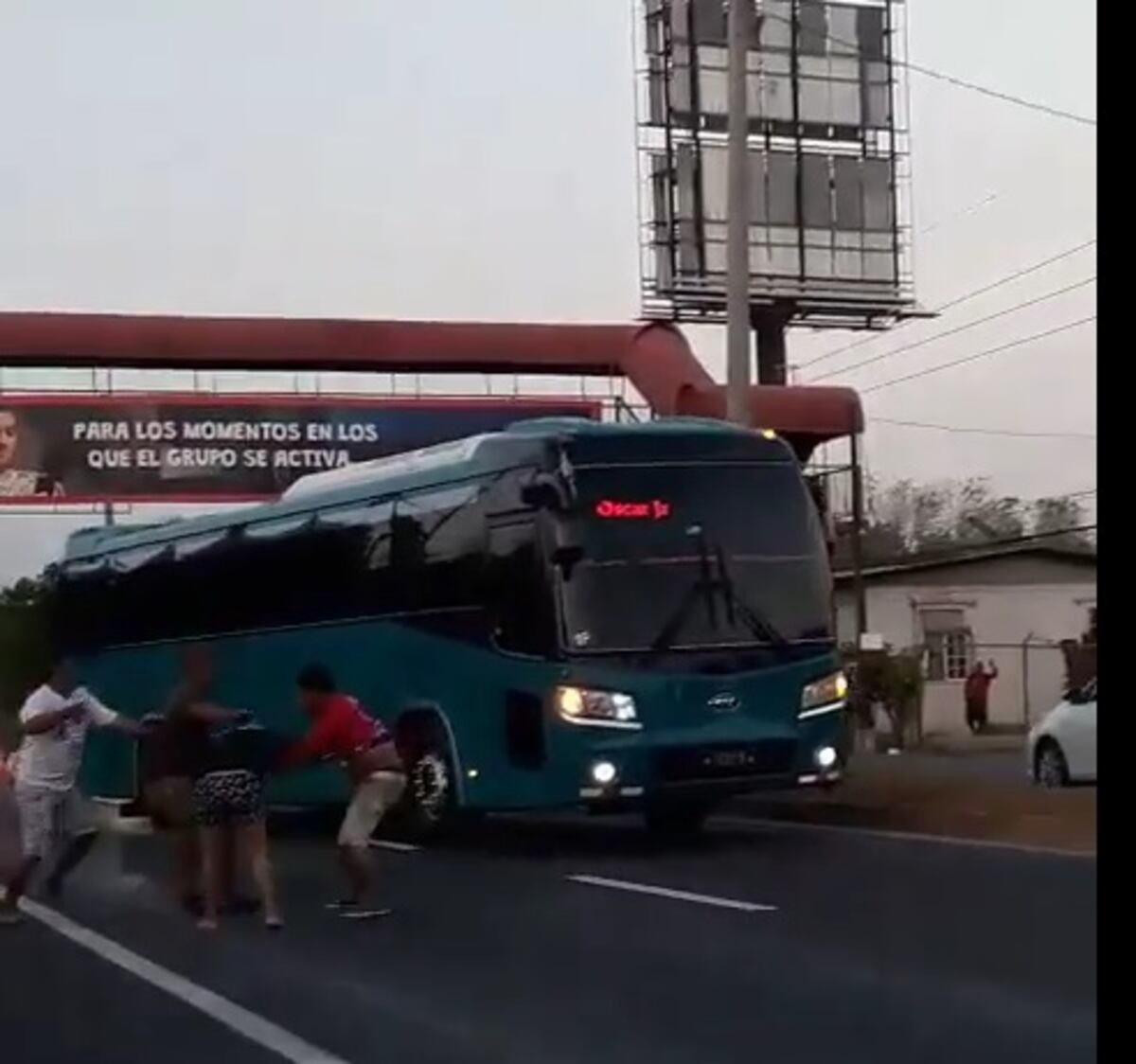 Mujer tira patadas y hombre le mete puñete en la vía.Policía lanza gas pimienta