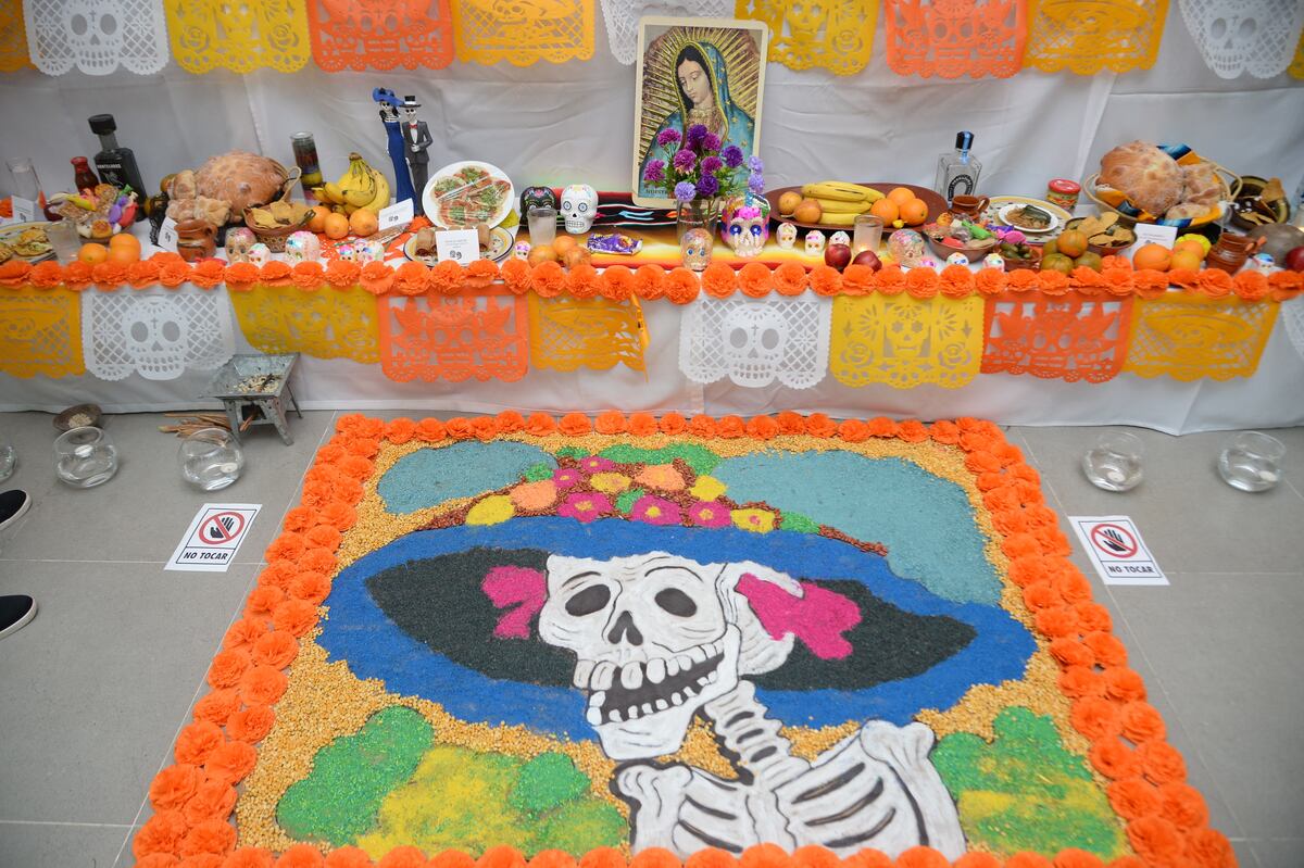 Le llevan ron a la difunta Rosa María Britton