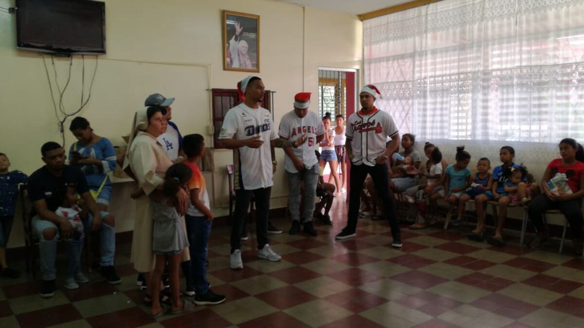 ¡Jonrón navideño! Grandes Ligas llevan alegría a niños chorrilleros