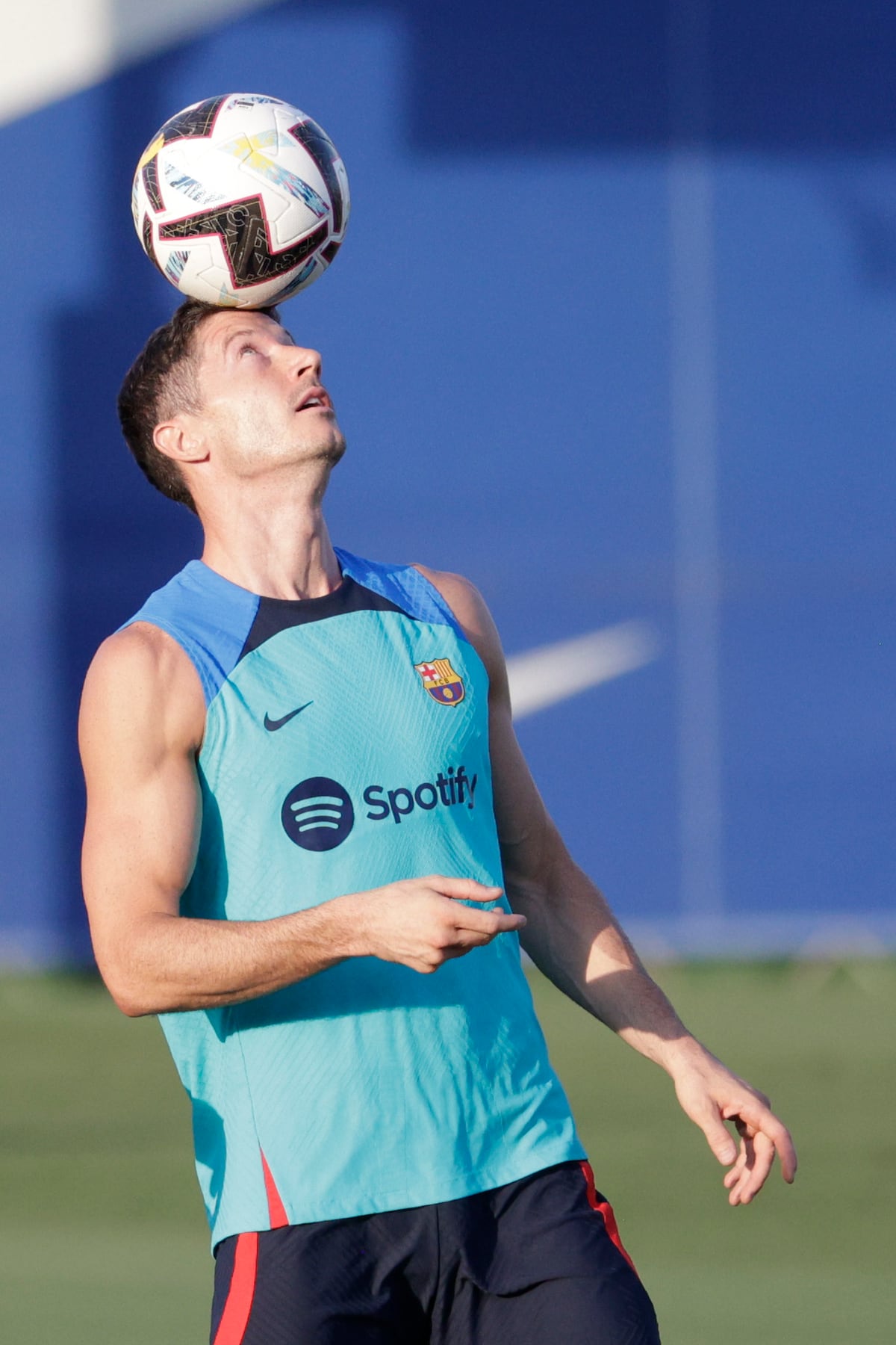 Detienen a sospechoso de robale reloj a Lewandowski mientras firmaba autógrafos