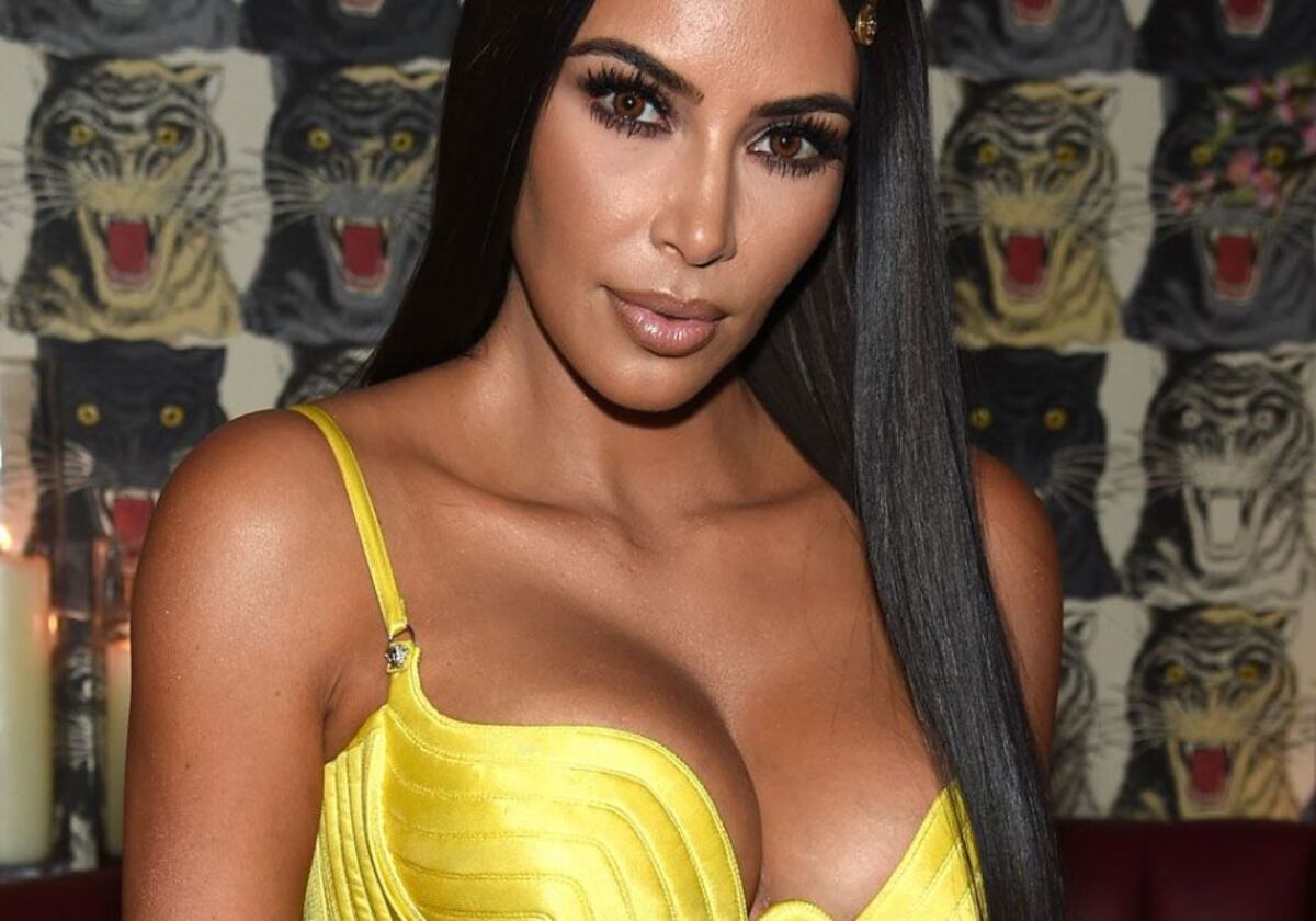 Desnuda, Kim Kardashian se niega a ceder su trono a Kendall Jenner