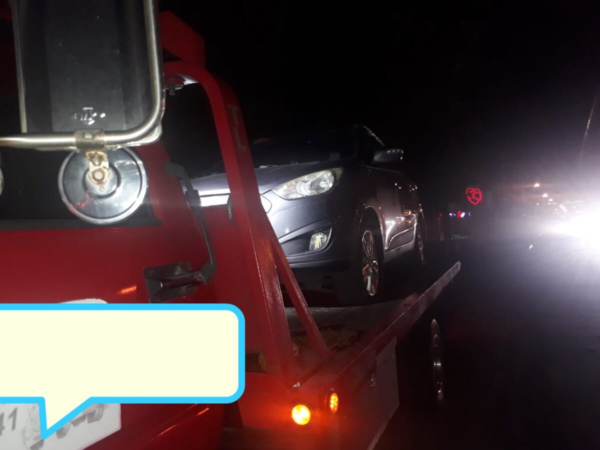 Era una mujer. Intenta darse a la fuga en Los Pueblos, le disparan en las llantas y la atrapan frente a casa de citas. Video