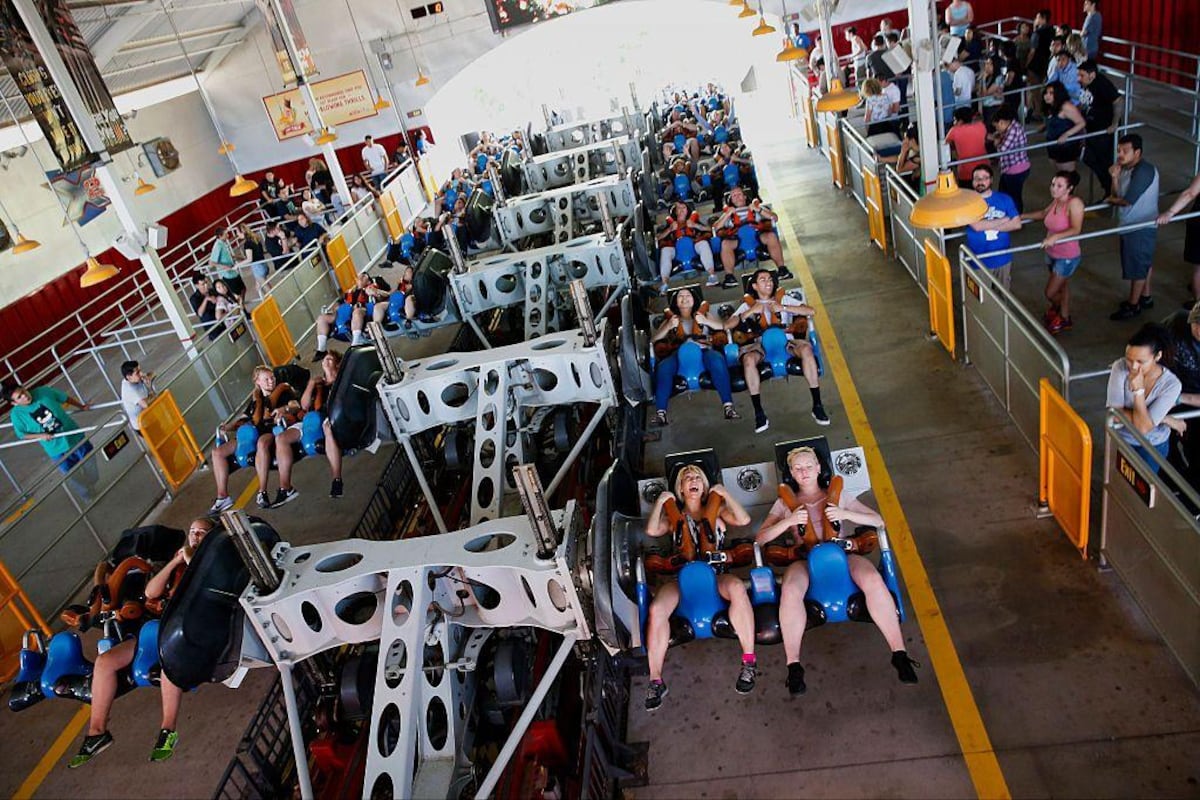 Parque de atracciones Six Flags retira emblemática montaña rusa X2 tras denuncias de lesiones cerebrales