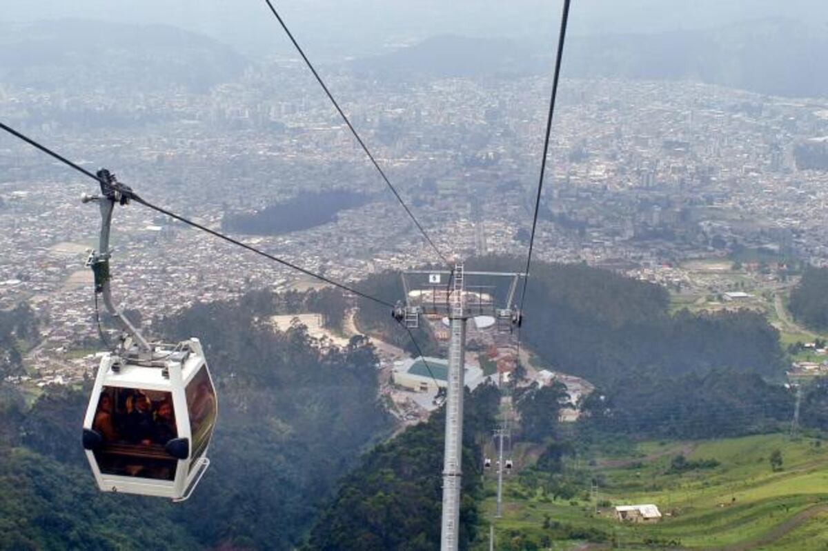 Cuatro muertos y un herido grave tras la caída de una cabina de teleférico en el monte Faito