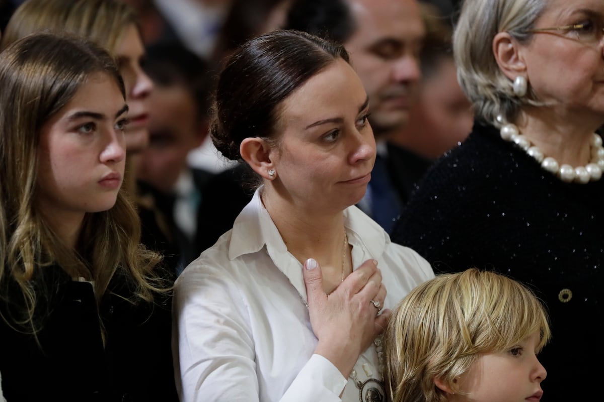 Viuda de Miguel Uribe Turbay abandona Colombia junto a sus hijos tras el asesinato del senador
