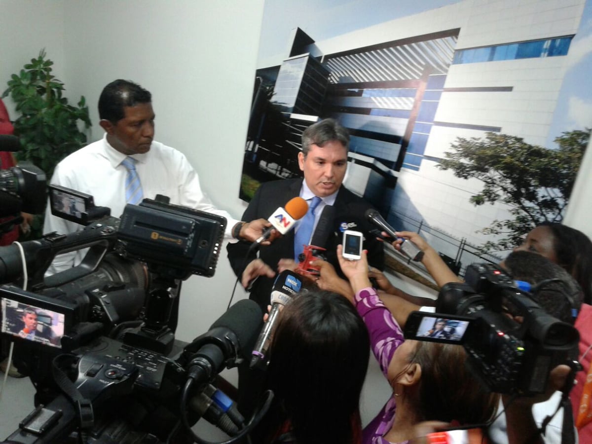 En alerta por posible destitución del Defensor del Pueblo Castillero Hoyos