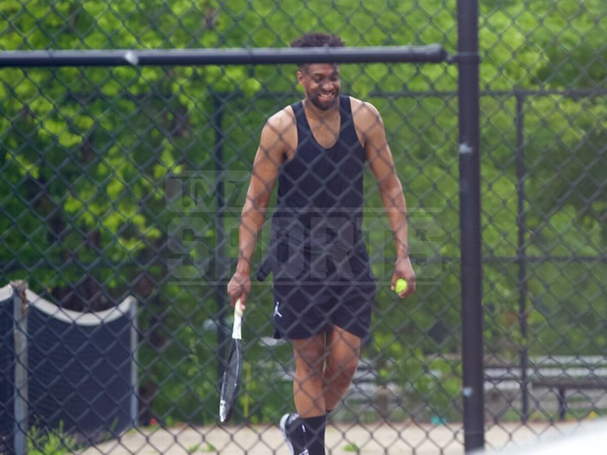 Estrella de la NBA, con coronavirus, es fotografiado en parque público