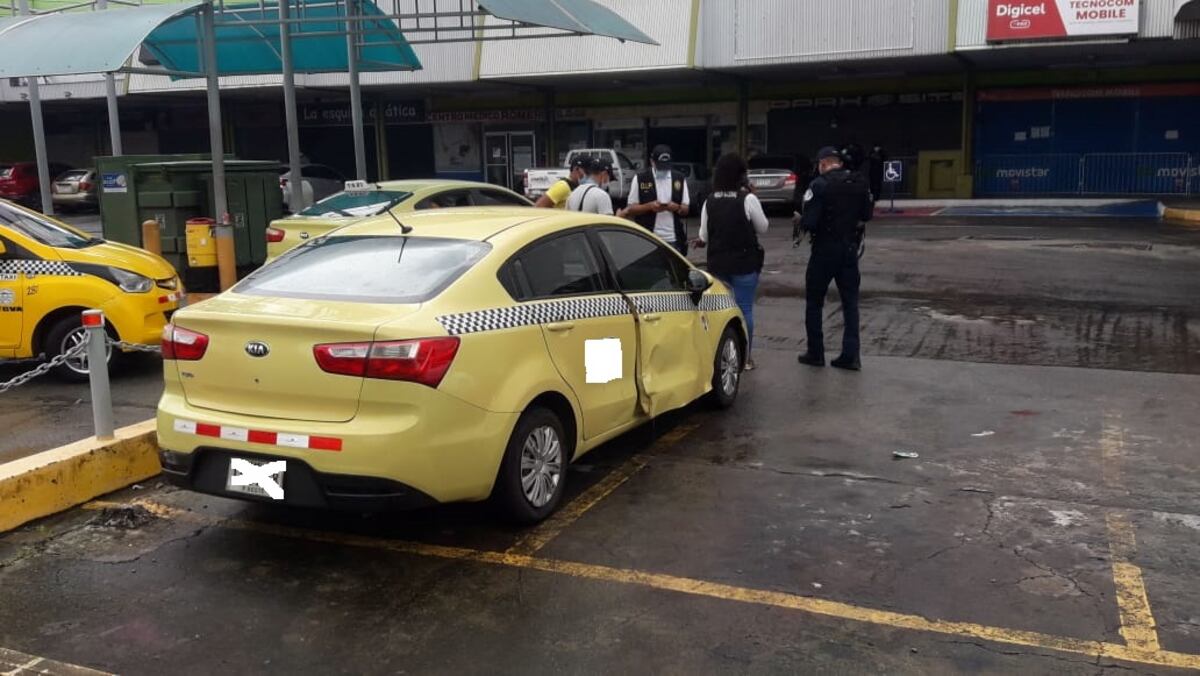 Le abren las puertas del carro y le disparan. El conductor escapa herido y descubre lo que dejaron en el auto