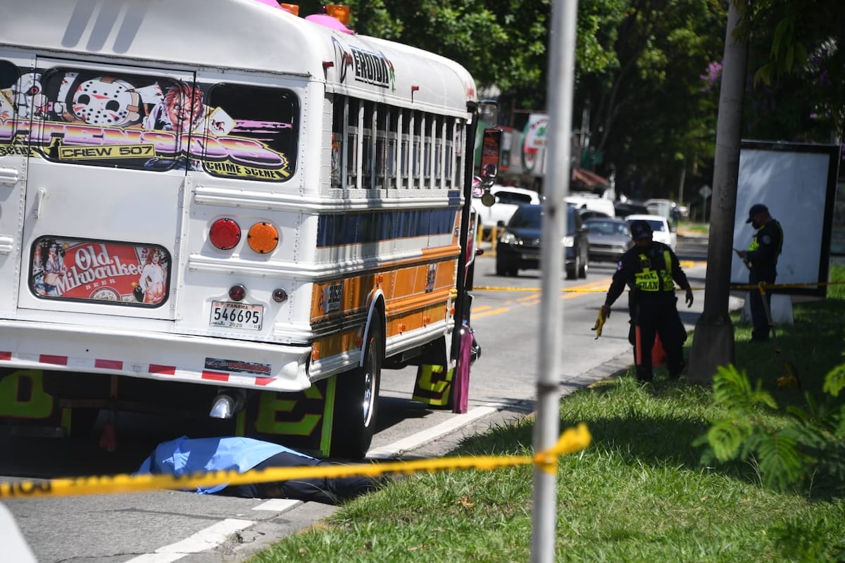 Adulto mayor cae de un bus y muere