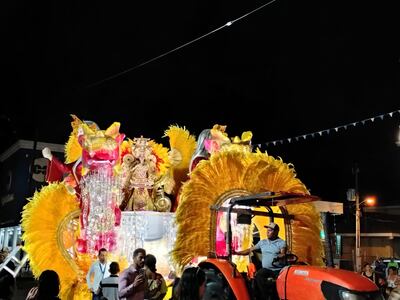 Paseo nocturno con esencia oriental deslumbra en Santiago