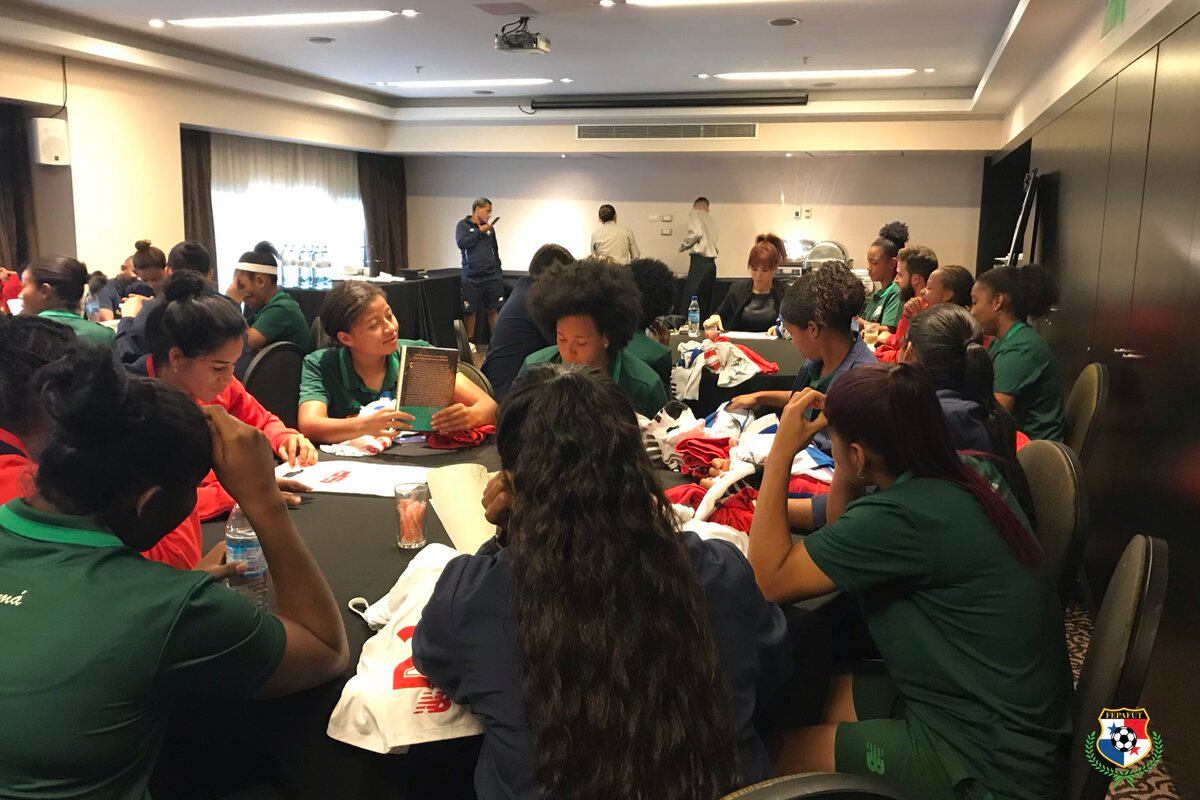 Las chicas de la Selección de Fútbol de Panamá hacen caridad en Buenos Aires