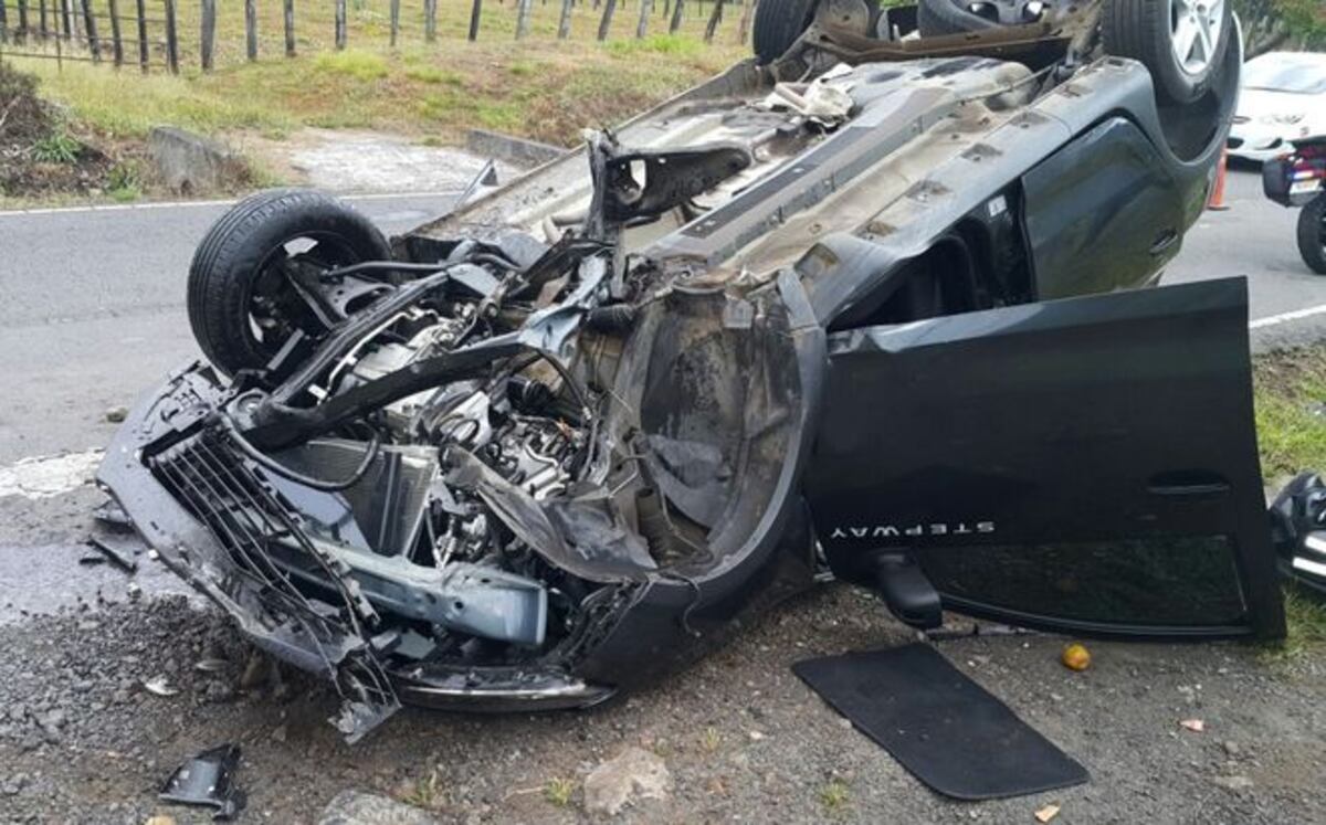 UNA VÍCTIMA FATAL Y TRES HERIDOS. En accidente de docentes que iban a la escuela