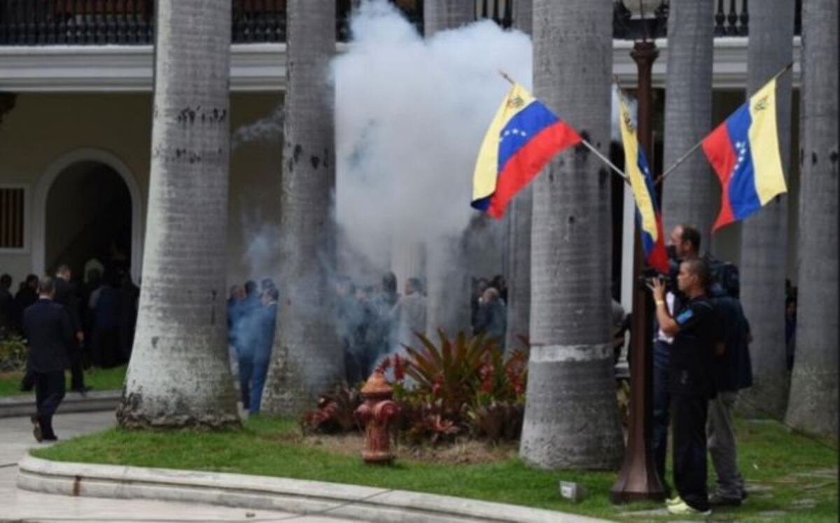 CAOS (VIDEO). Panamá condena violencia en la Asamblea Nacional de Venezuela