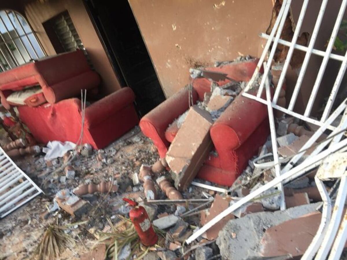 Un presunto borracho se vuela la cerca, cae en casa de anciana y la desbarata