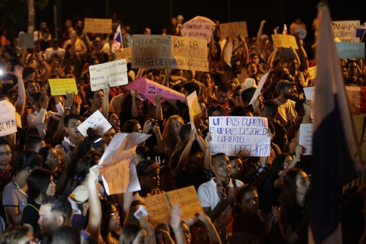 Entre abucheos, delegación de diputados le hacen propuesta a manifestantes. Esta fue la reacción