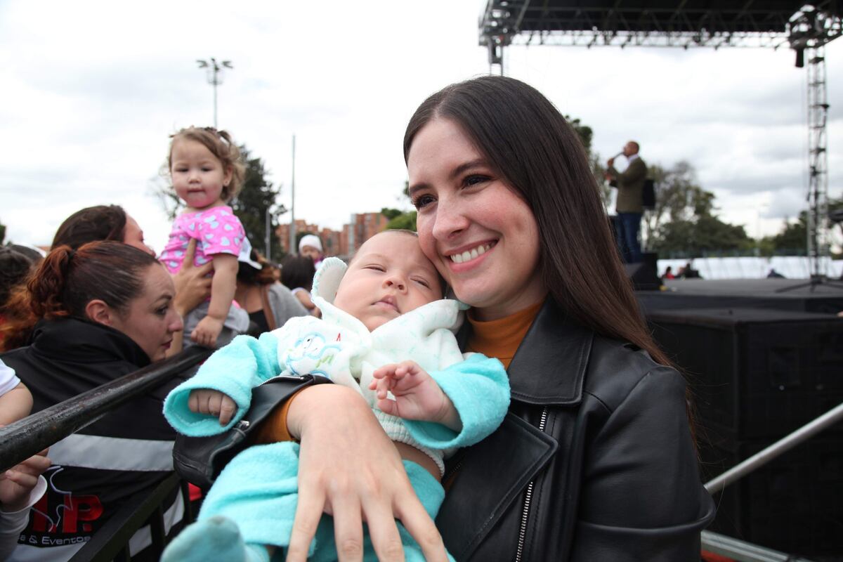 2 mil madres colombianas amamantan a sus bebés en un parque