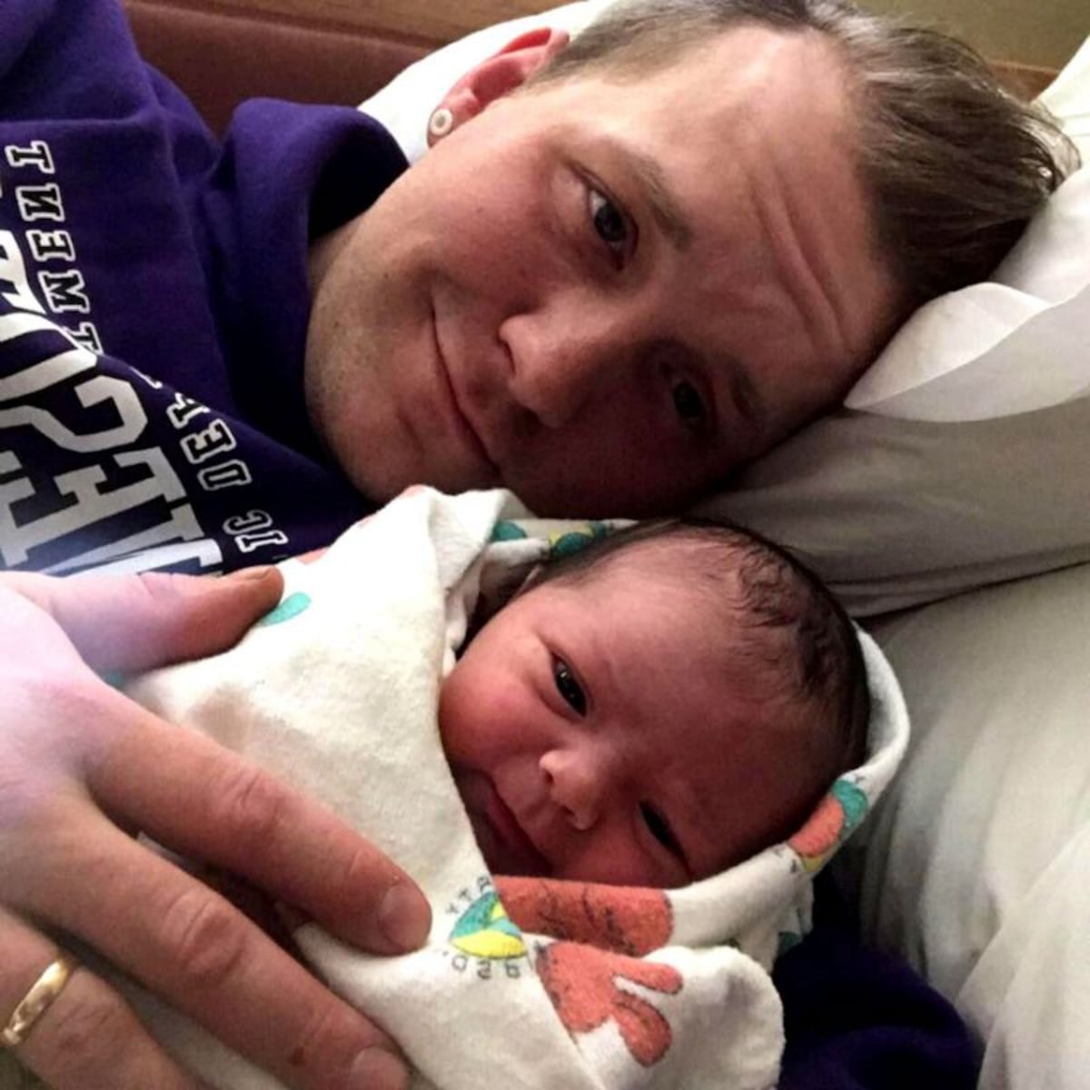 Amamanta a su bebé con un pezón falso y enloquece a las redes