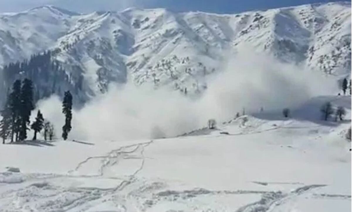 Escaladora se desentierra ella misma luego de ser sorprendida por avalancha