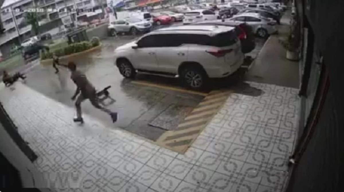 Cámaras de vigilancia captan cuando asaltan a seguridad para robarle arma