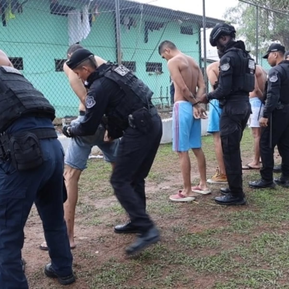 Al estilo Bukele: ‘No vamos a negociar con ustedes’. Imágenes de La Joyita impactan: reos en fila, en el suelo, sin suéter y sometidos durante operativo de seguridad +Video