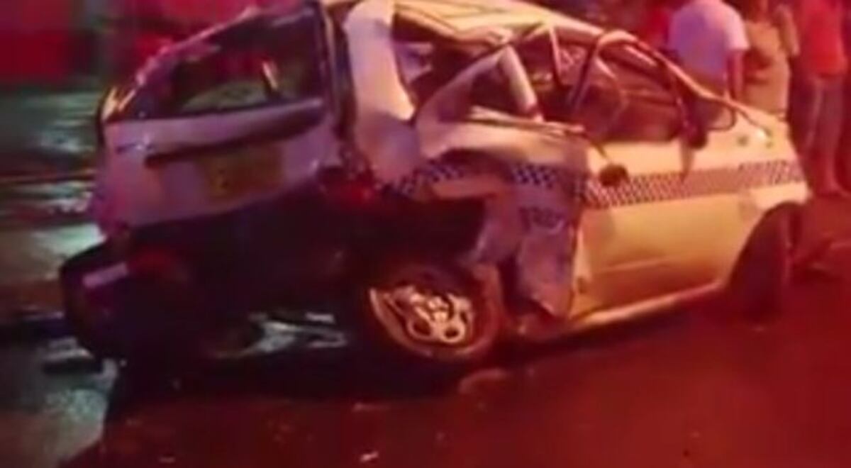 Dos taxis se estrellan  entre sí y dejan varios heridos | Video