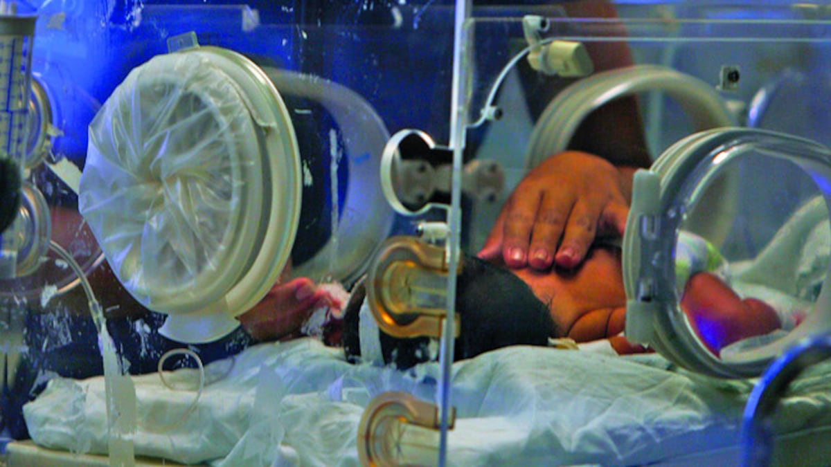 Enfermera deja caer a un recién nacido por contestar el celular. La graban y video se viraliza