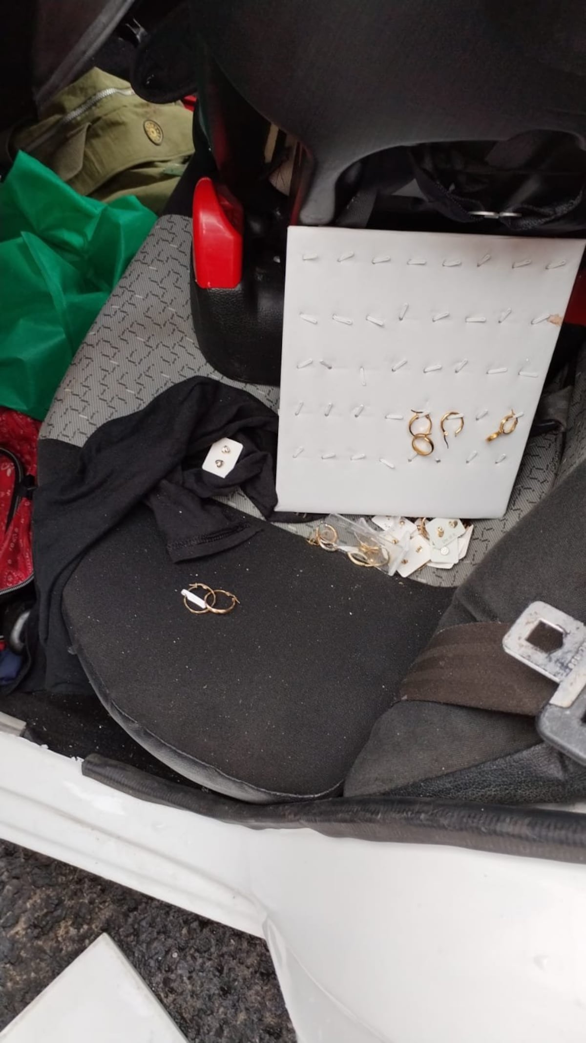 Asaltan joyería en Vía Veneto, pero no llegaron lejos.  Policía los captura