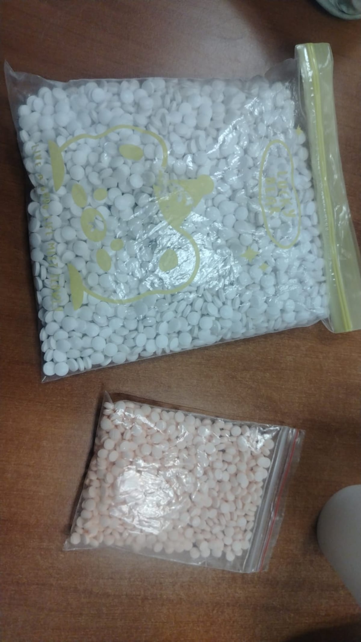 Aprehenden a colombiano en Tocumen tras hallazgo de miles de pastillas ilícitas