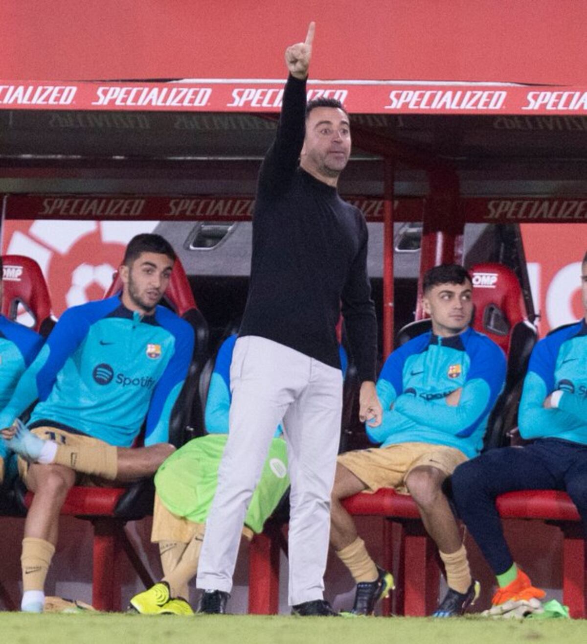 Xavi destaca la calidad de Lwandowski y Ter Stegen en victoria del Barcelona que los pone líder