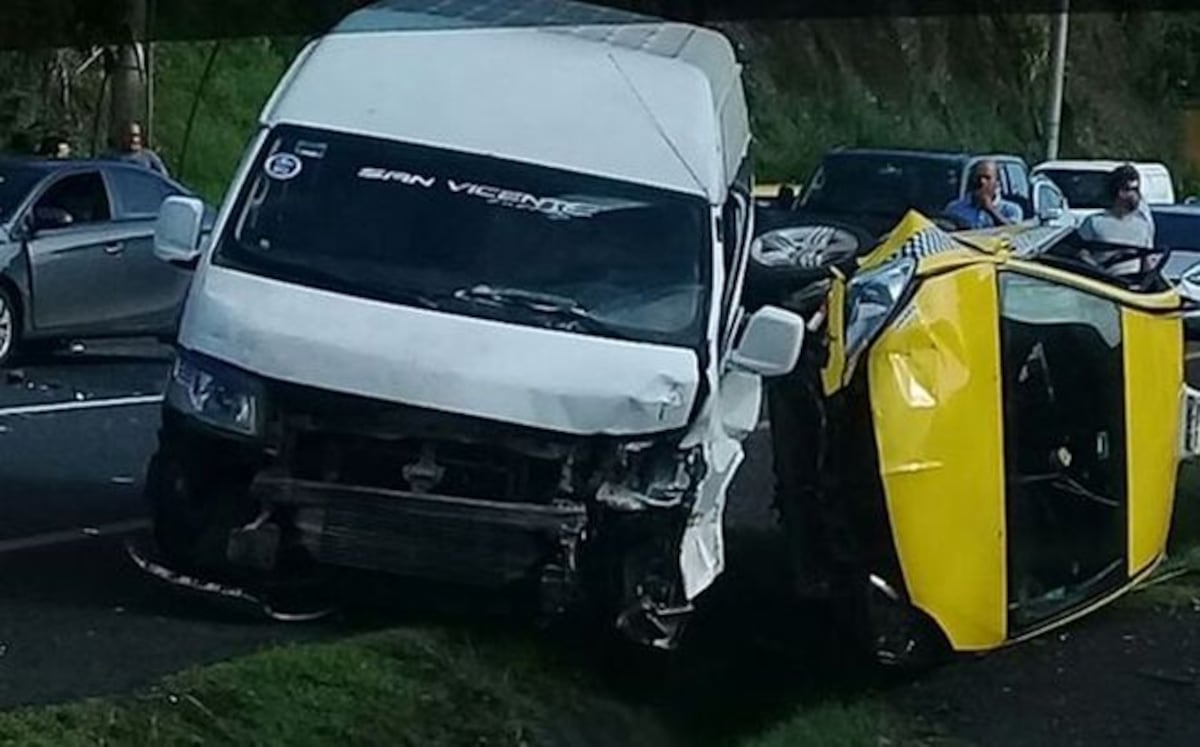 Colisión entre busito pirata y taxi en Las Cumbres