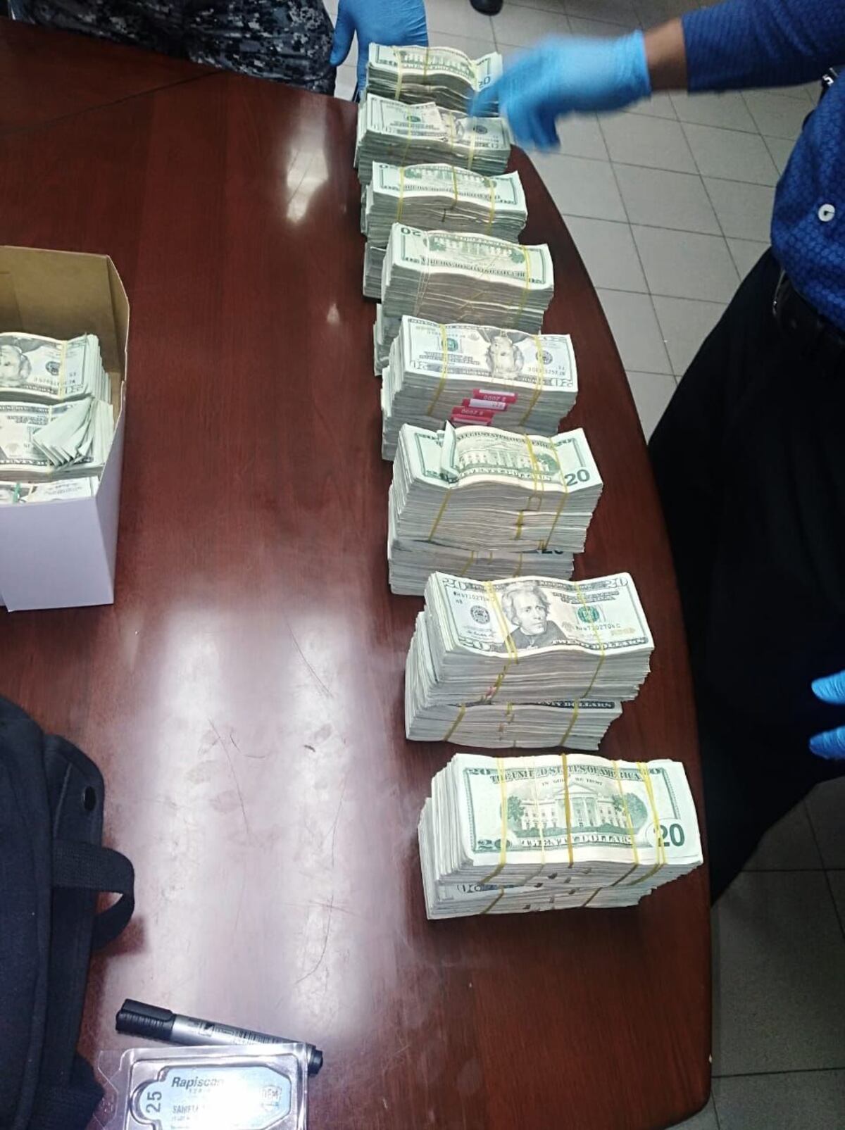 Policía les decomisa más de 210 mil palos. Extranjeros tenían el carro preñado en plata. Video