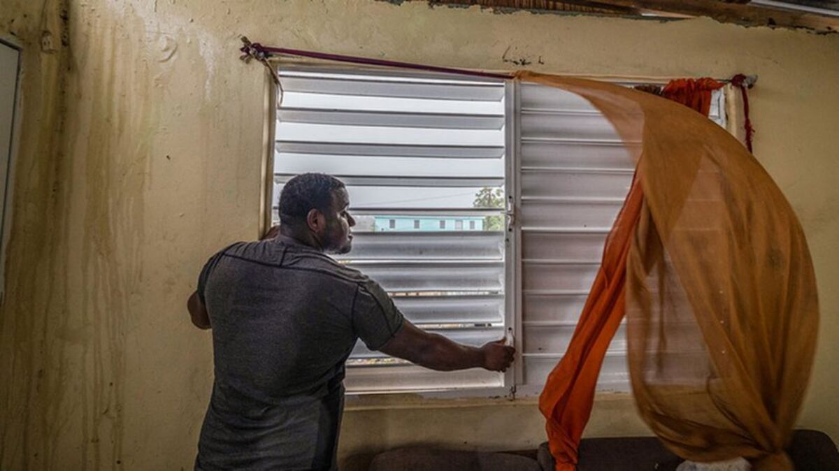 Todo Puerto Rico se queda sin suministro eléctrico tras paso del huracán Fiona este domingo