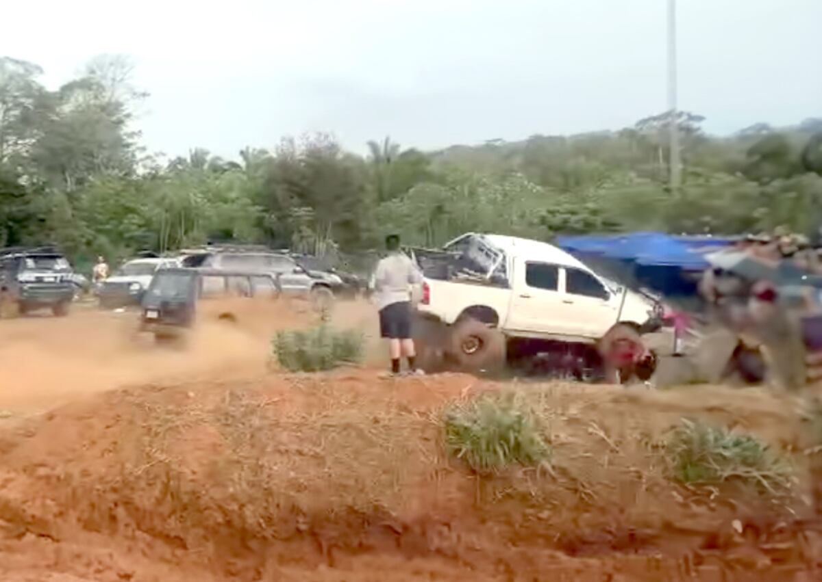 Accidente en evento 4x4 deja varios heridos: Auto embiste a espectadores en pista 4x4
