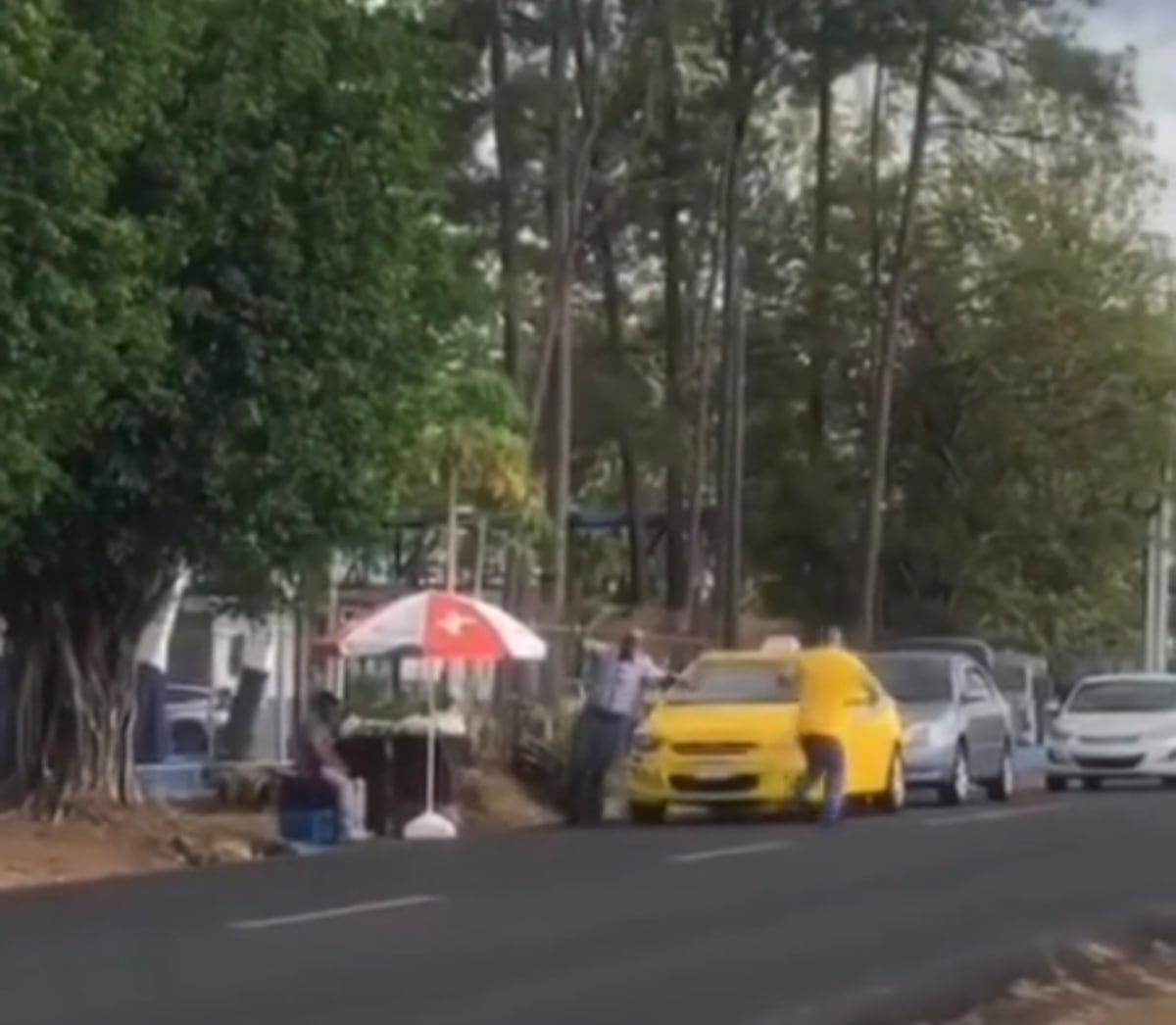 VIDEO | Lo encontró con su pareja y todo se salió de control: hombre corretea a taxista con machete y lo embiste con su auto