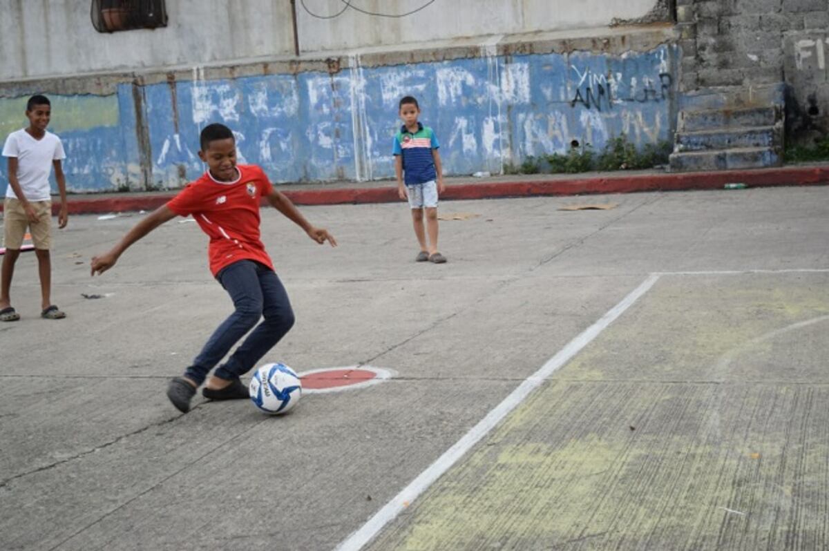 José Luis Rodríguez llena de balones de fútbol a los niños de El Chorrillo