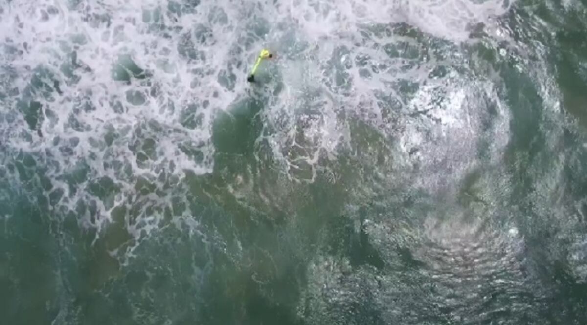 (VIDEO) Por primera vez desde su creación un dron rescata a dos surfistas 