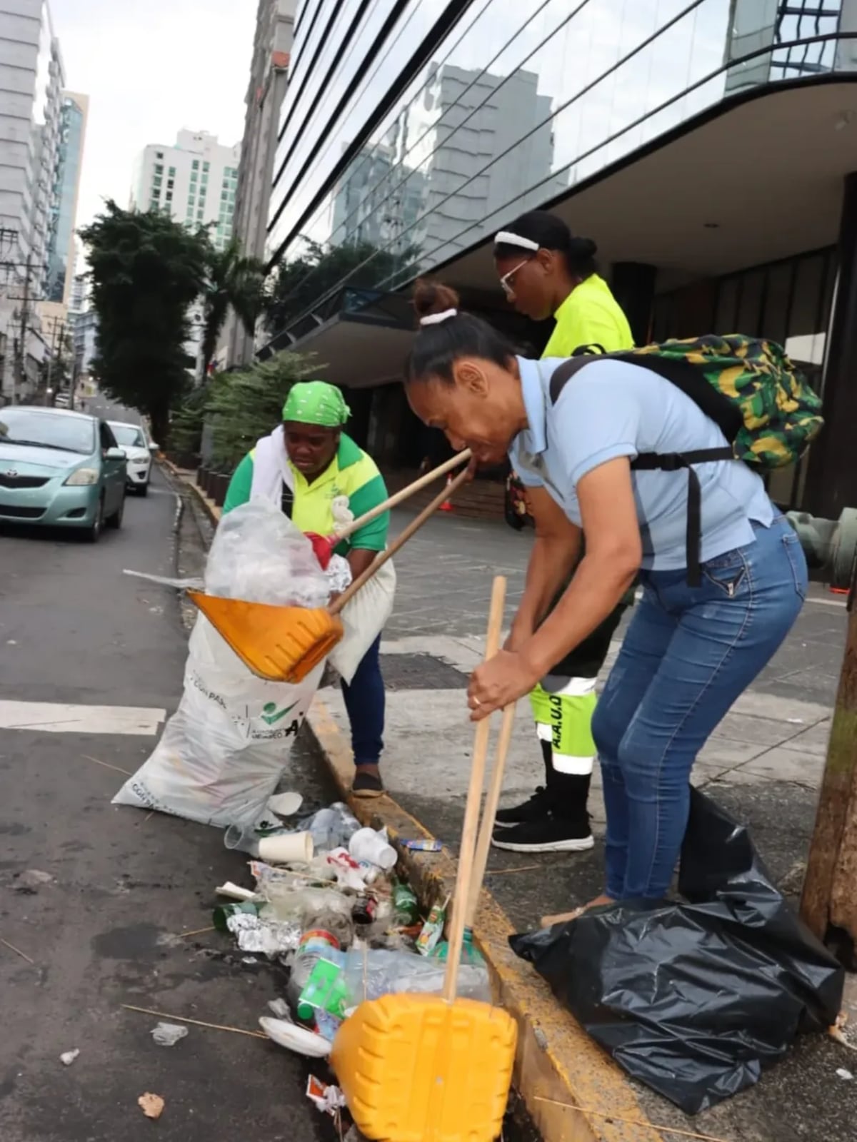 AAUD entra en acción con operativo de limpieza tras la noche de celebración futbolística