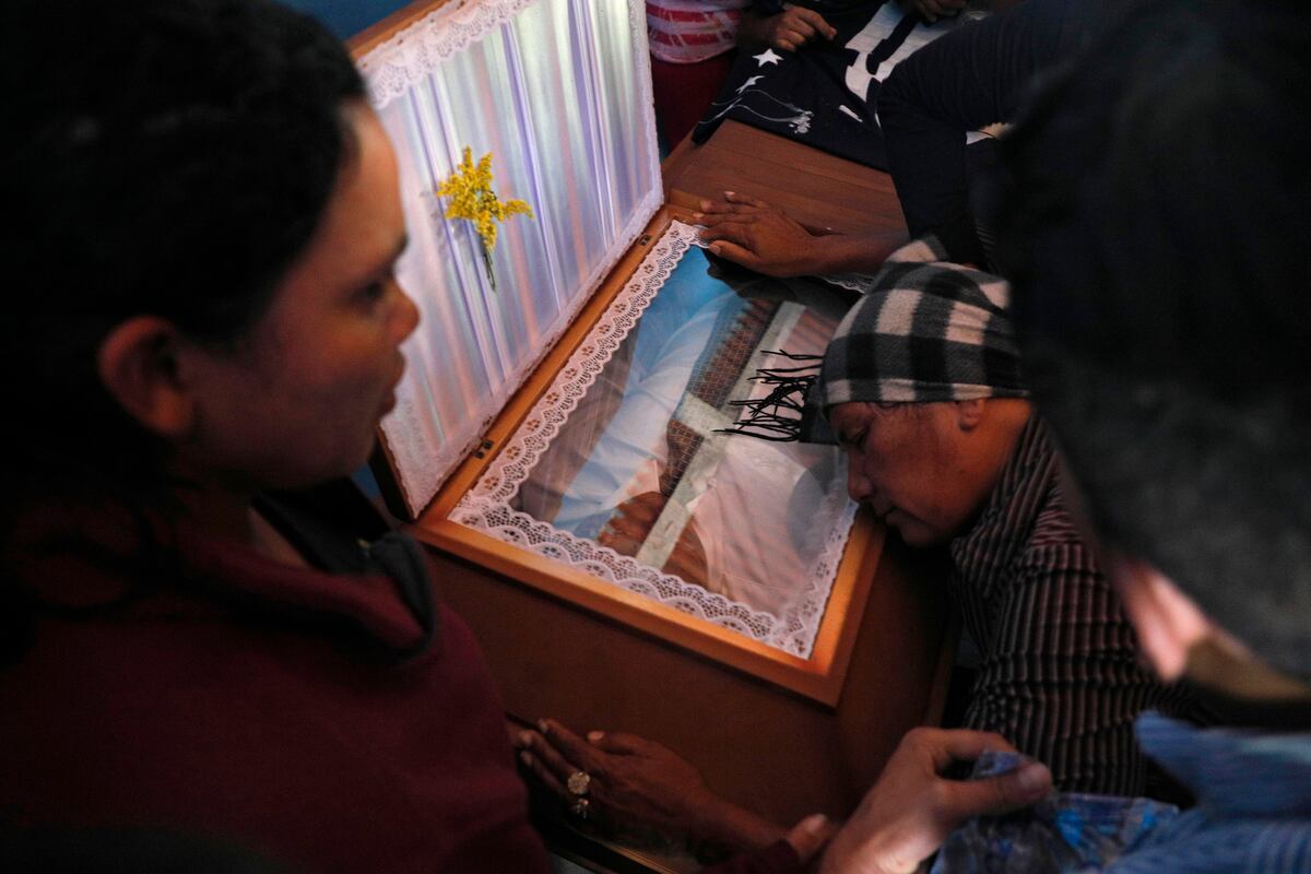 Dolor: Despiden a víctimas en actos de violencia en clásico hondureño