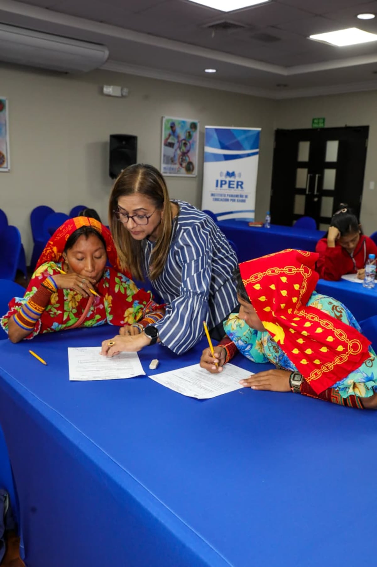Nunca es tarde: Carolina Solano volvió a la escuela y hoy celebra su logro académico con su hijo