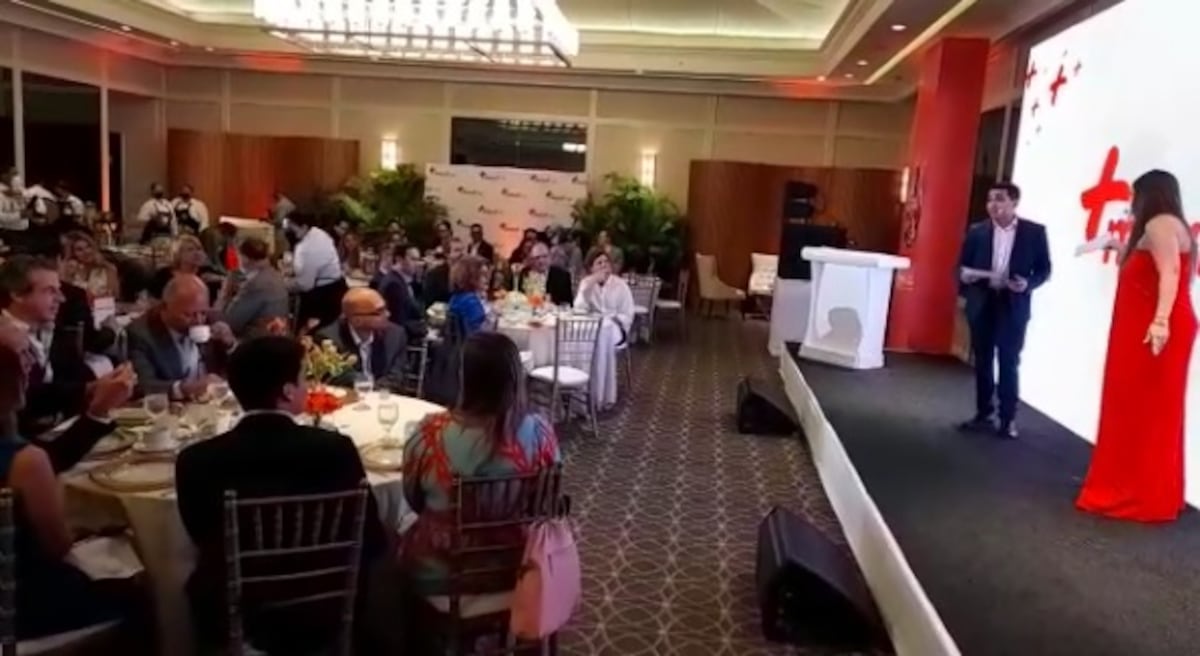 ‘La señal, papá'. En solo días, Más Móvil adquirirá Claro. El niño del famoso comercial, 25 años después, e Ingrid De Ycaza, recordaron su  primer celular. Video