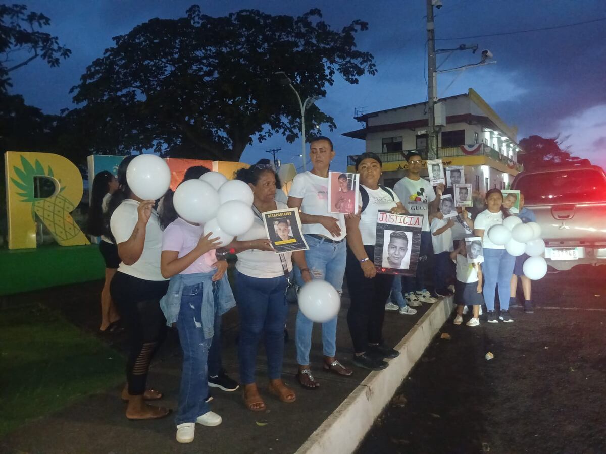 Globos blancos y dolor: Familias marchan en La Chorrera por los desaparecidos; Eduardo Sánchez y Daniel Barrios siguen sin ser encontrados