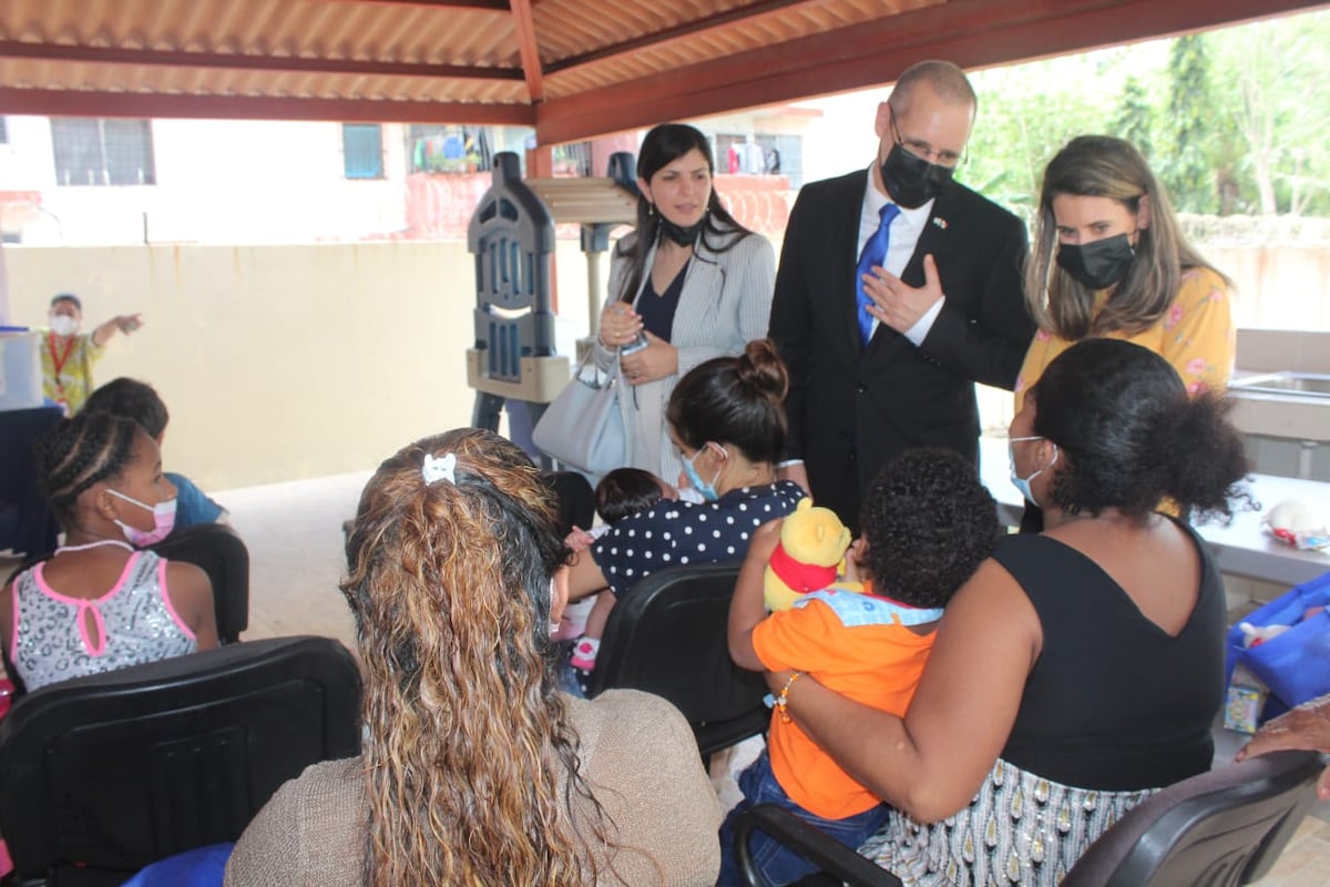 Residencia Los Años Dorados e Instituto Nacional de la Mujer reciben donación de kit de aseo