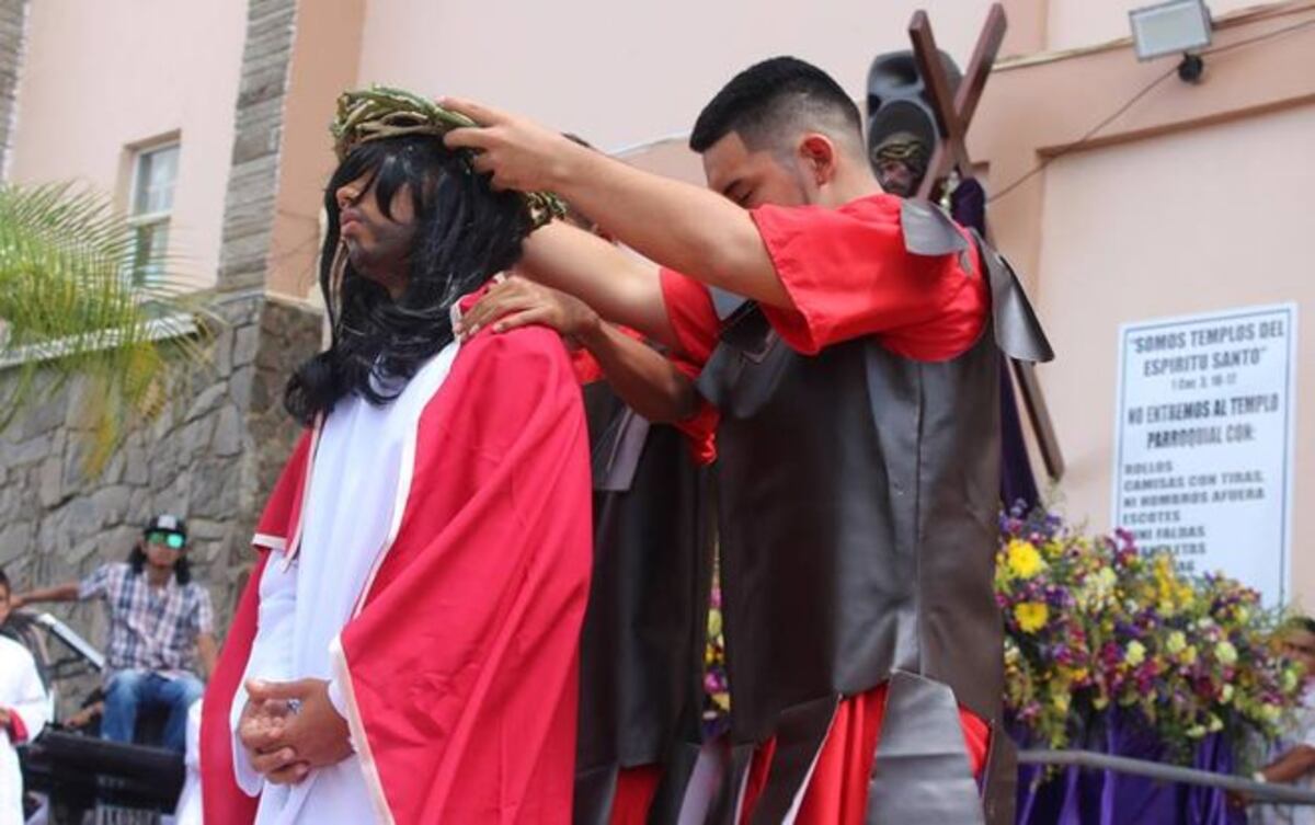 ¡Uy! Católicos y evangélicos se enfrentan en procesión